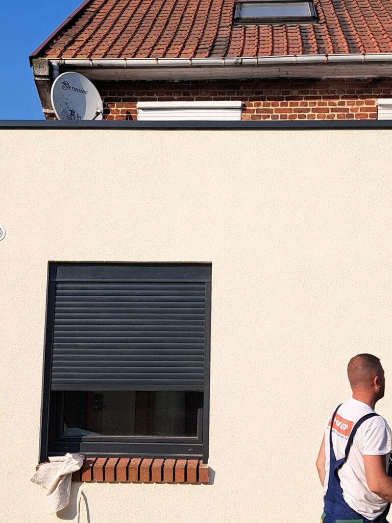 extension-onnaing-59-facade-enduit.jpg Façade extension maison avec enduit clair à Onnaing (59)