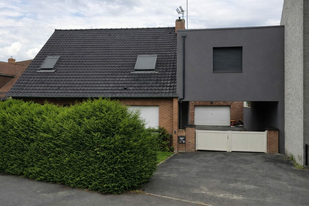 Vue finale d’une maison avec surélévation contemporaine réalisée à Cuincy dans le Nord